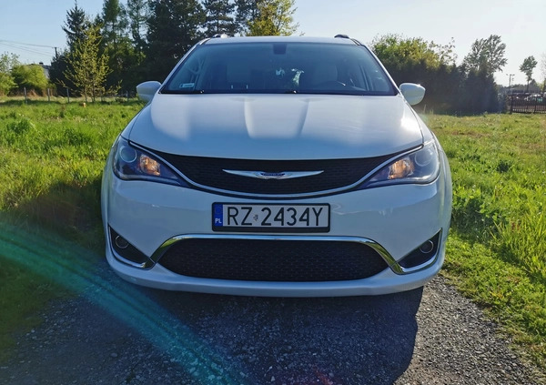 Chrysler Pacifica cena 98500 przebieg: 196900, rok produkcji 2017 z Rzeszów małe 781